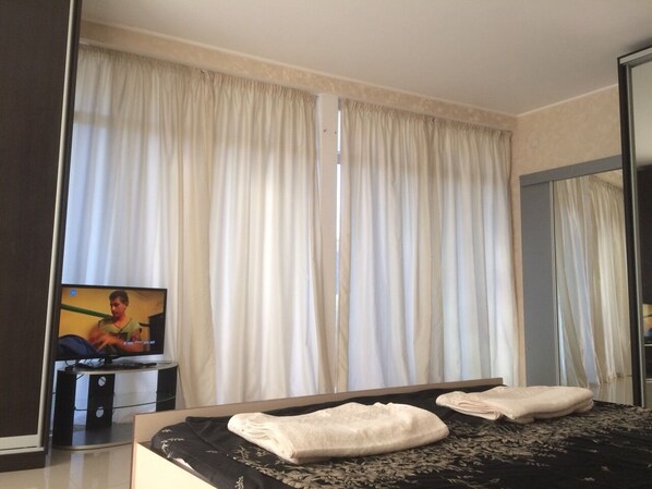 1 slaapkamer, geluiddichte muren, een strijkplank/strijkijzer, wifi