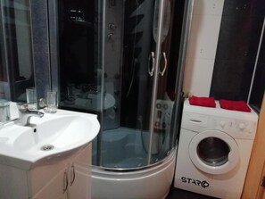 Shower, hair dryer, slippers, towels - townhouse for relaxation and barbecue (Петропавловская Борщаговка)