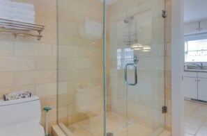 Baignoire, séchoir à cheveux