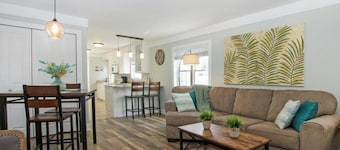 Charming 2-bedroom Mason Street Loft in downtown Saugatuck, perfect for 4!