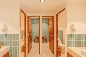 Shower, towels, soap, shampoo - Mayan Monkey Isla Mujeres | Social Hotel (Isla Mujeres)