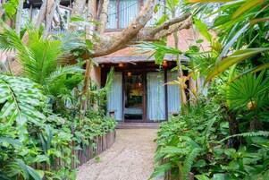 Jungle Private Room with Terrace | Free WiFi, bed sheets