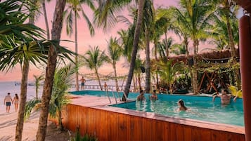 Piscina externa, funciona das 8h às 22h, espreguiçadeiras