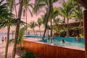 Una piscina al aire libre, sillones reclinables de piscina