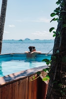 Una piscina al aire libre, sillones reclinables de piscina