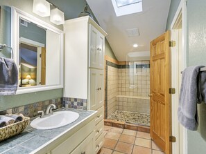 Kombinert dusj/badekar, hårføner og håndklær