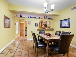 Dining - CASA Grande Private courtyard with Hot Tub Central Location (Wimberley)