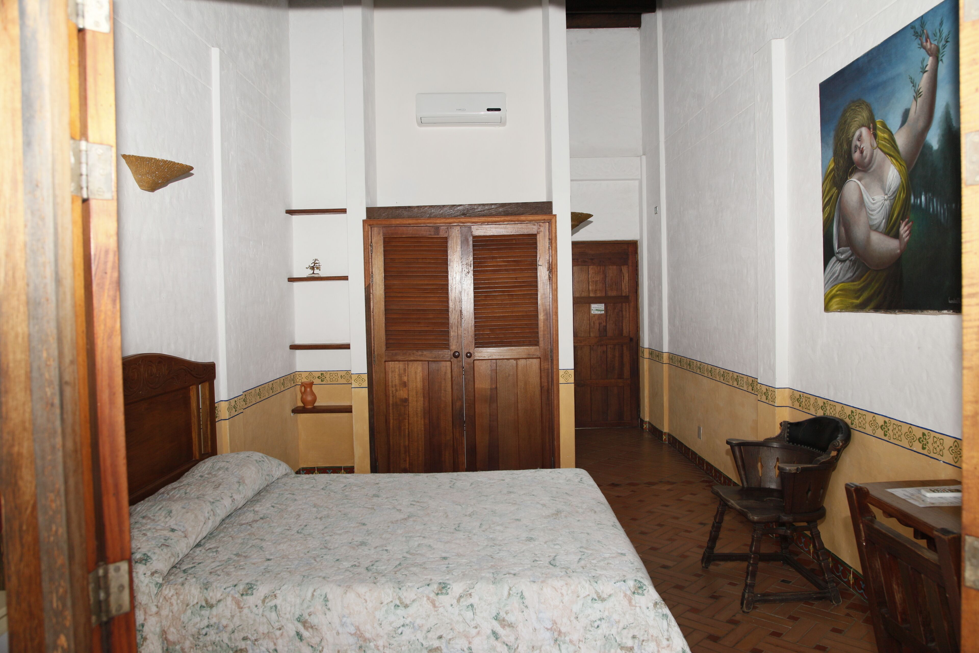 Minibar, una scrivania, lenzuola