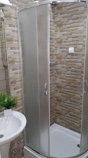 Triple Room | Bathroom | Shower, hydromassage showerhead, hair dryer, towels - Akva Gold Apartmani (Arandelovac)