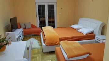 2 bedrooms, premium bedding, laptop workspace, free WiFi