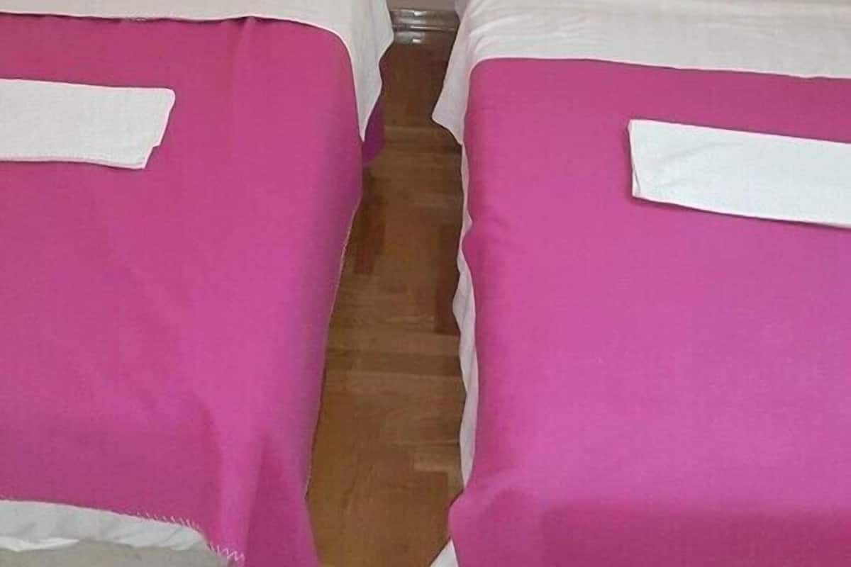 2 bedrooms, premium bedding, laptop workspace, free WiFi