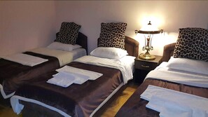 Driepersoonskamer | Luxe beddengoed, een laptopwerkplek, gratis wifi, beddengoed