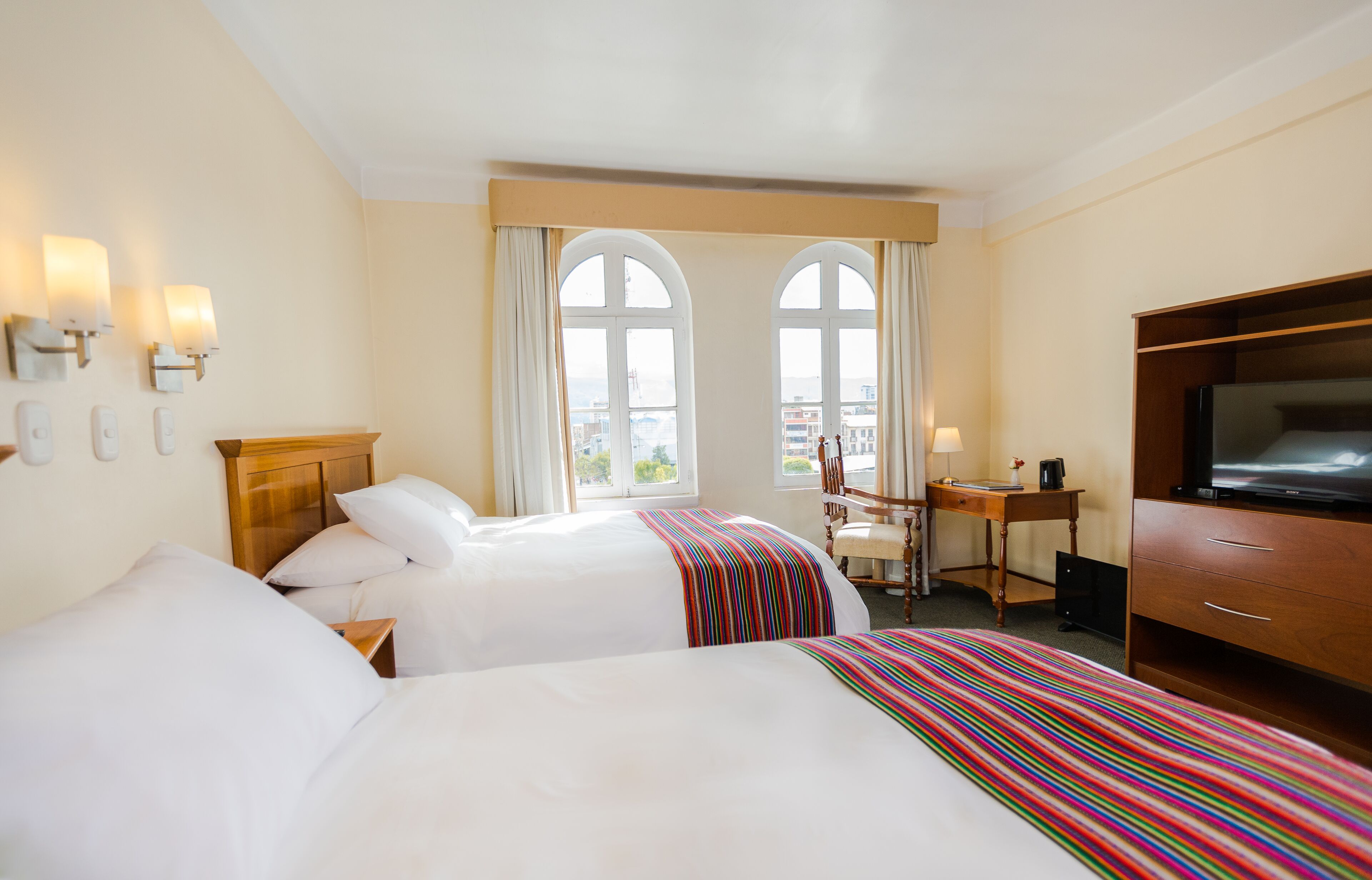 Rom – superior, 2 queensize-senger, byutsikt | Wi-fi (inkludert) og sengetøy