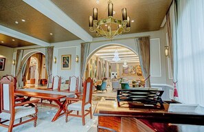 Coin salon dans le hall