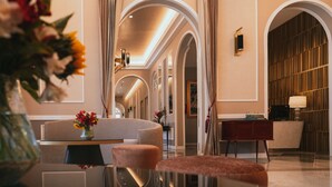A modern hotel lobby with a glass coffee table, seating area, and a reception desk. - Hotel de Turistas Huancayo - Hotel Asociado Casa Andina (Huancayo)