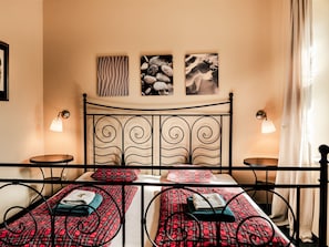 1 bedroom, desk, WiFi