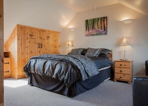 Classic Double Room, Ensuite | Individually decorated, individually furnished, desk, free WiFi