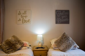 Classic Room, Ensuite | Desk, WiFi (free), individually decorated, individually furnished - Beudy Bach (Llanelli)