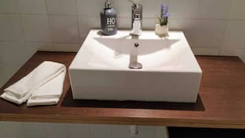 Douche, sĂšche-cheveux, serviettes fournies, savon