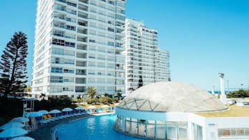 Una piscina techada, 2 piscinas al aire libre