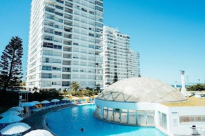 Indoor pool, 2 outdoor pools, open 9:00 AM to 9:00 PM, sun loungers - Dpto 6 personas FRENTE AL MAR- (Punta del Este)