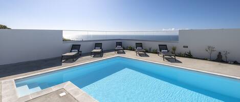 Piscina a l'aire lliure i piscina climatitzada