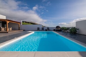 Piscina all'aperto, una piscina riscaldata