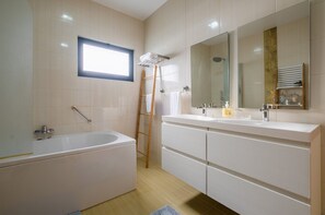 Duschwanne, Haartrockner, Bidet, Handtücher