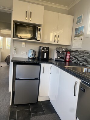 Fridge, microwave, dishwasher, coffee/tea maker - Modern Bach with a Rural view (Riverton)