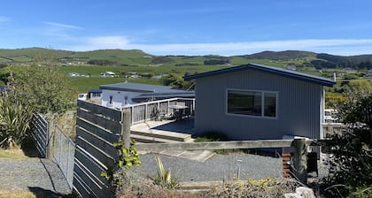 Moderner Bach mit ländlicher Aussicht