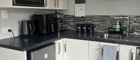 Refrigerador, microondas, lavavajillas y cafetera y tetera