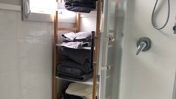 Bruser, hårtørrer, håndklæder, Sæbe