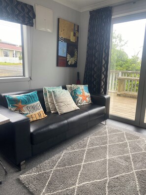 Smart TV, DVD player, books - Modern Bach with a Rural view (Riverton)