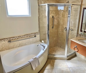 Suite estudio presidencial, 1 habitación, vista al océano | Baño | Regadera, amenidades de baño gratuitas, secadora de cabello, toallas 