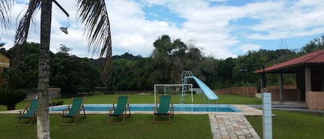 室外游泳池,日光浴躺椅