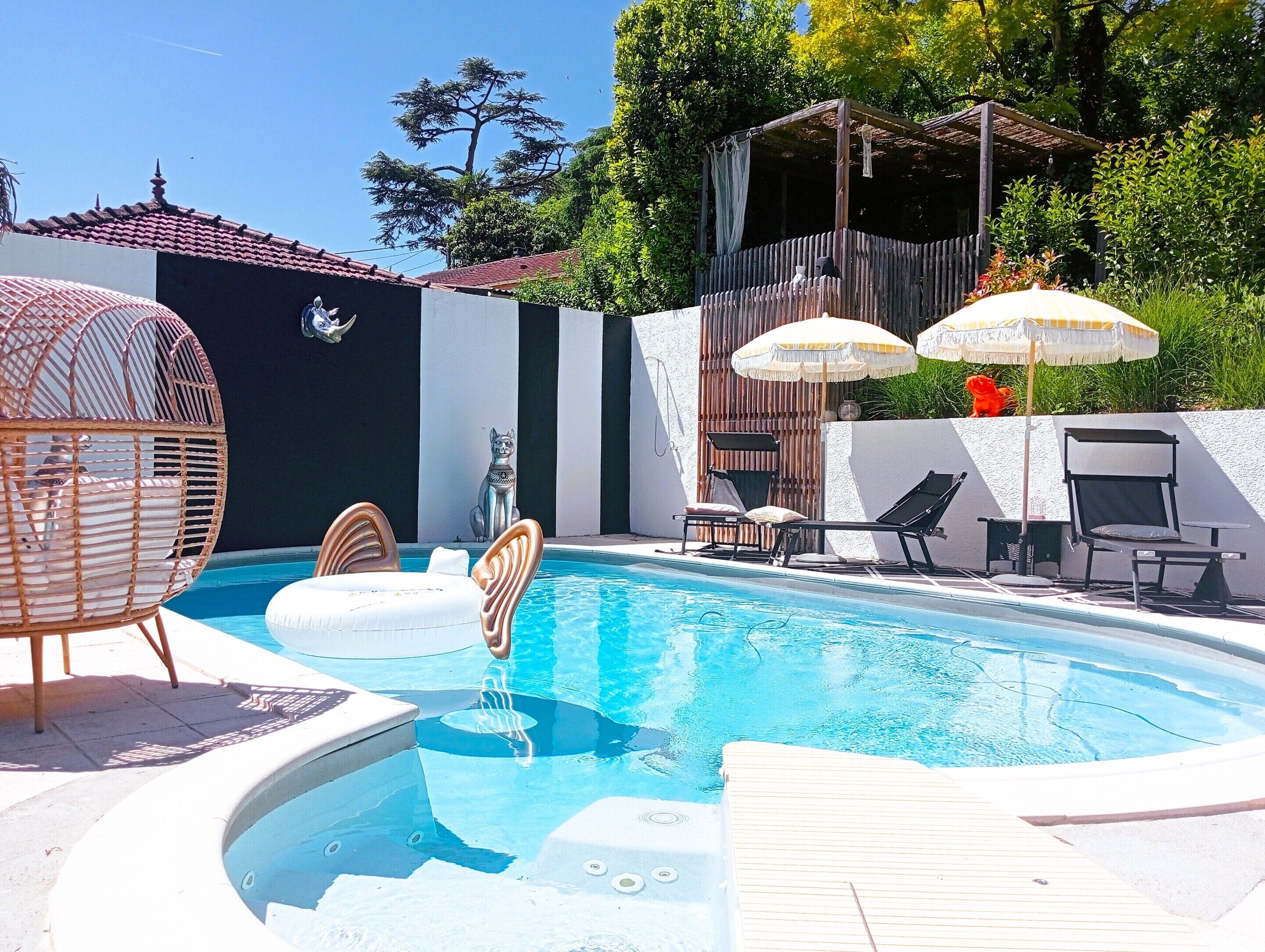 Piscine extérieure, chaises longues
