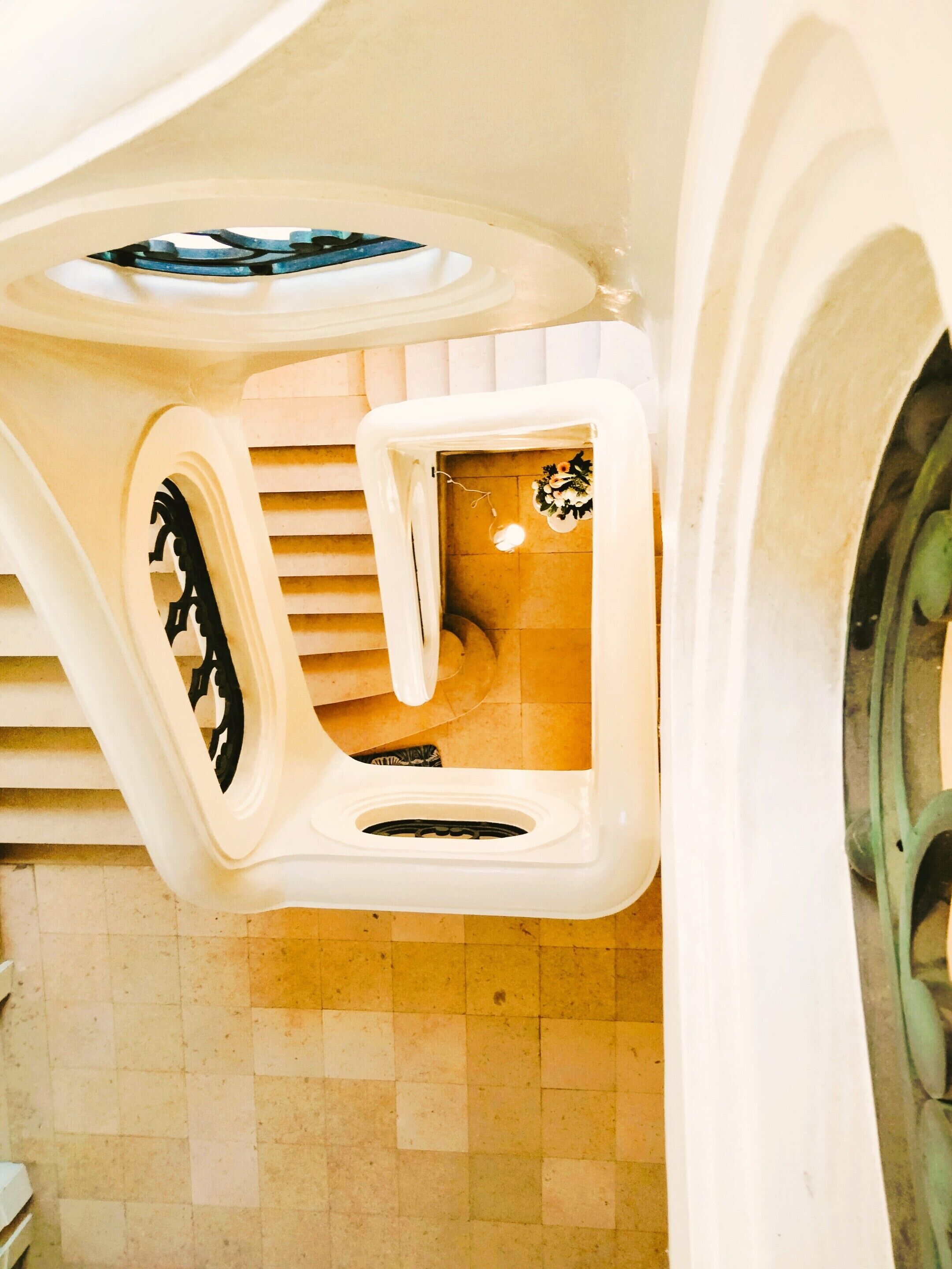 Ein Badezimmer mit einem einzigartigen architektonischen Design, ausgestattet mit einem kleinen Fenster und einer dekorativen Leuchte.