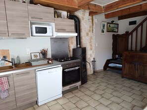 Fridge, microwave, oven, stovetop - Homerez - Cozy House with Balcony and Mountain View (Veyreau)
