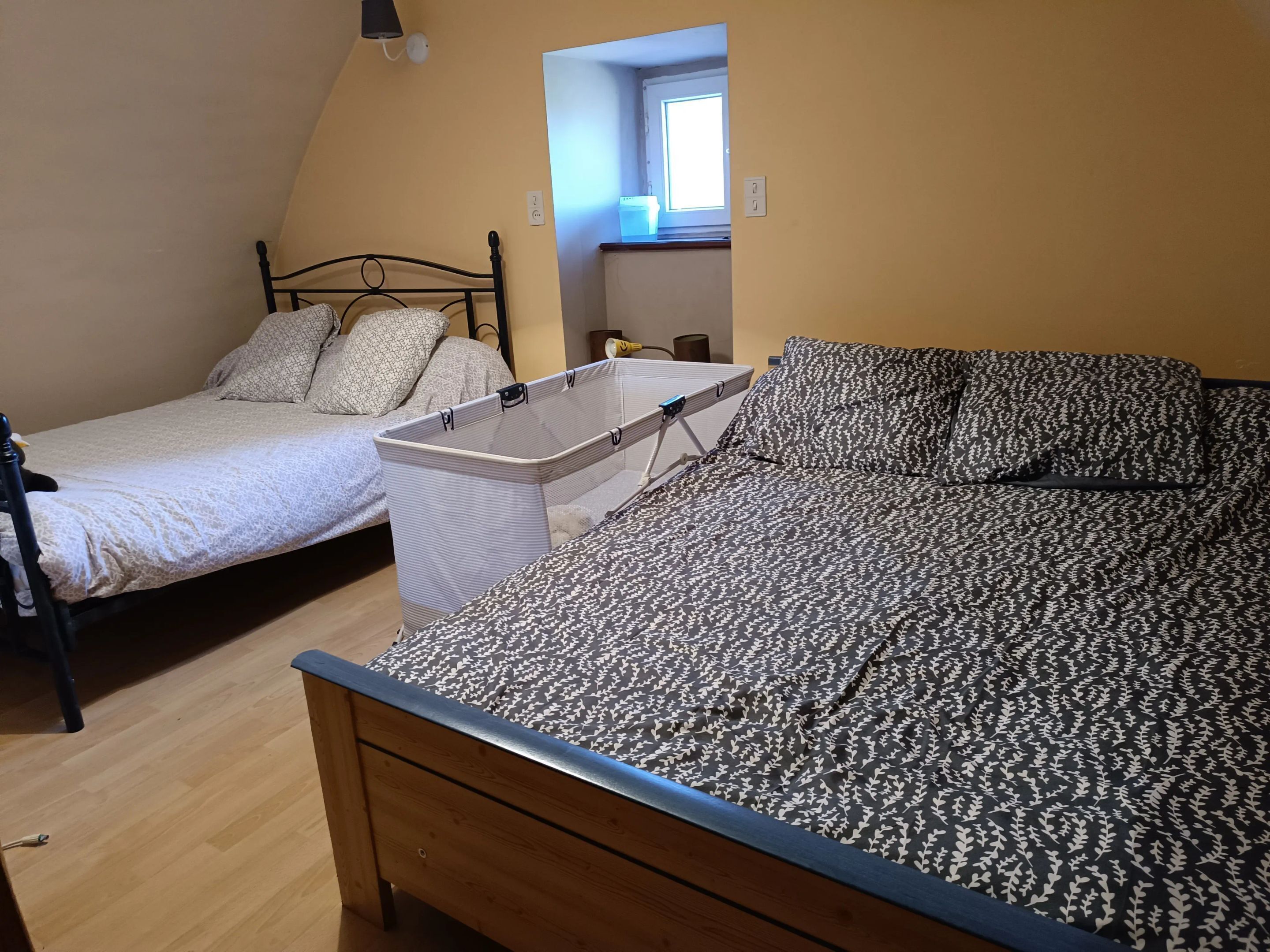 2 chambres, fer et planche à repasser