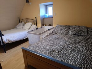 2 bedrooms, iron/ironing board - Homerez - Cozy House with Balcony and Mountain View (Veyreau)