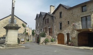 Exterior - Homerez - Cozy House with Balcony and Mountain View (Veyreau)