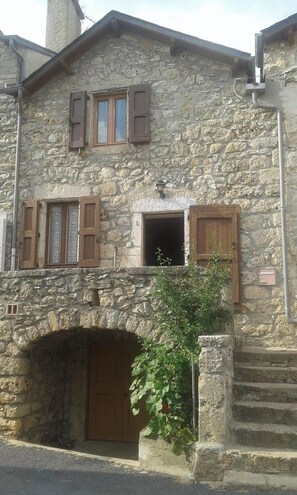 Exterior detail - Homerez - Cozy House with Balcony and Mountain View (Veyreau)