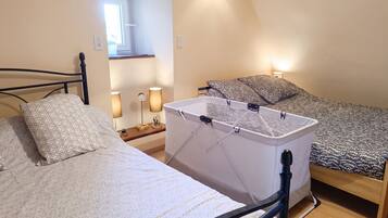 2 Schlafzimmer, Bügeleisen/Bügelbrett, Reisekinderbett, Bettwäsche