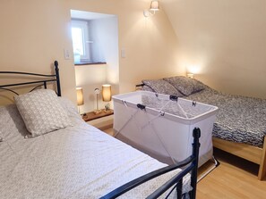 2 bedrooms, iron/ironing board, travel cot, bed sheets - Homerez - House in Veyreau (Veyreau)