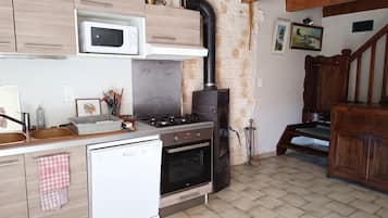 Een koelkast, een magnetron, een oven, een kookplaat