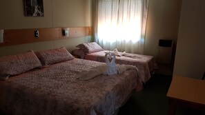 Superior Triple Room, No AC | 遮光カーテン、WiFi (無料)、ベッドシーツ