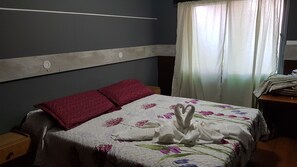 Superior Double Room, No AC | 遮光カーテン、WiFi (無料)、ベッドシーツ