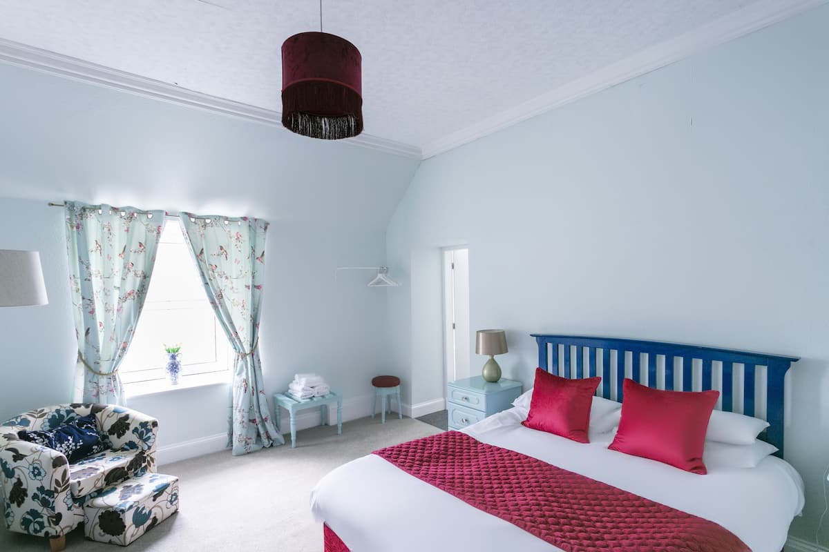 Habitación doble estándar, 1 cama matrimonial | Escritorio y tabla de planchar con plancha