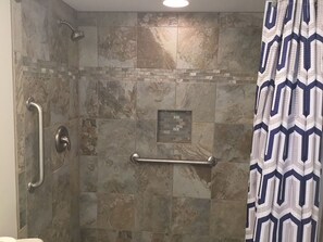 Shower, hair dryer, towels, soap - Outstanding! Professionally Cleaned, Self Check In - Sleeps 14 (Racine)