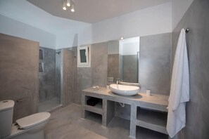 Een douche, een haardroger, handdoeken, zeep